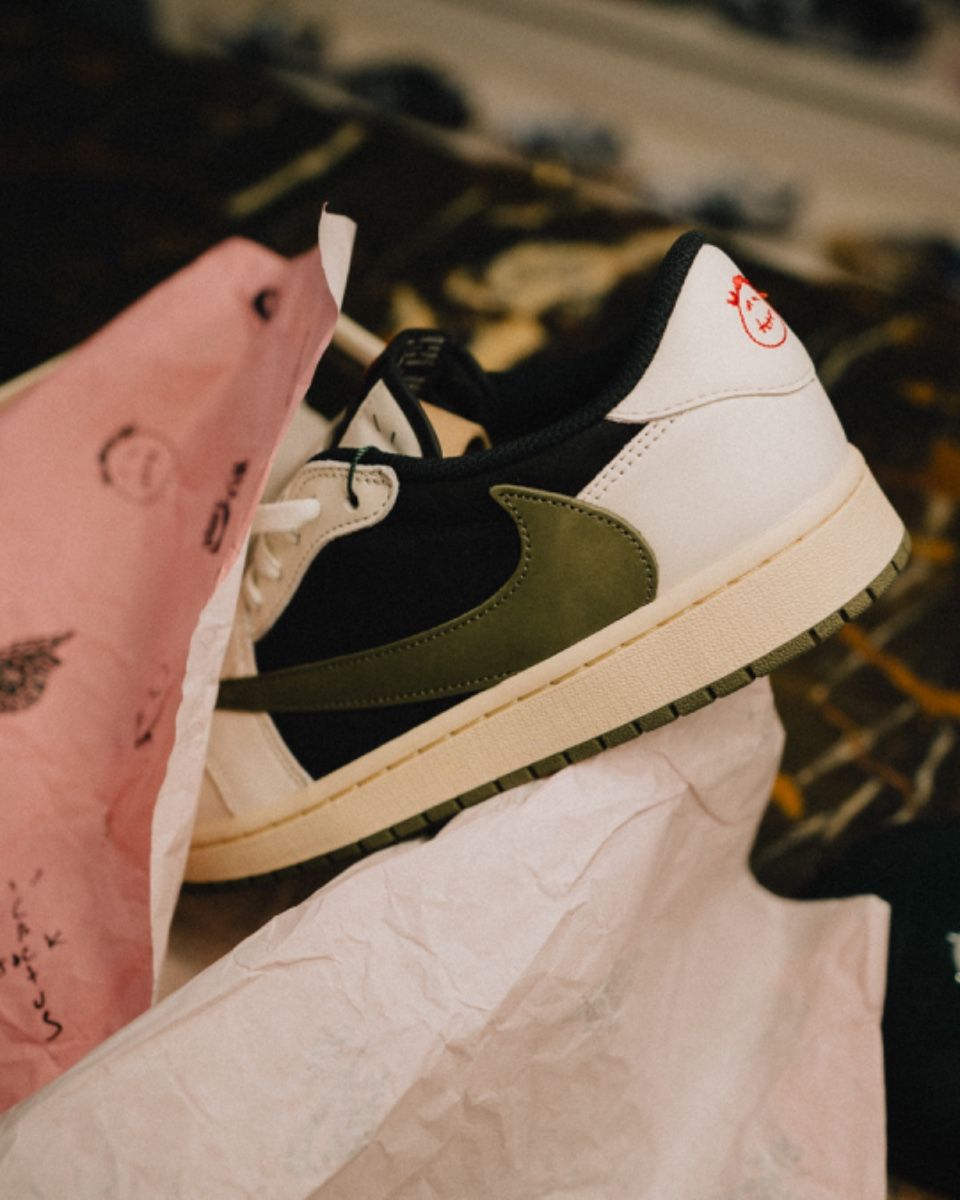 travis_swoosh_invertido.jpg